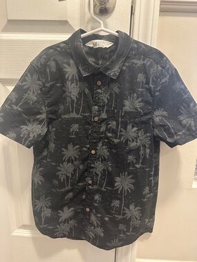 🎉BUNDLE 10 for $30🎉 H&M Short-Sleeve Palm Print Shirt in Charcoal Gray/ Black